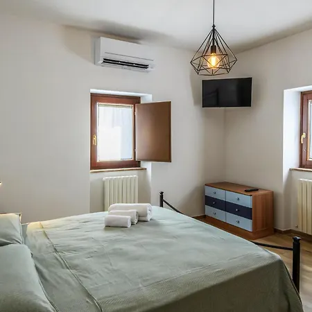 Ferienhaus Gorgeous In Loc Avenale, Cingoli Avenale