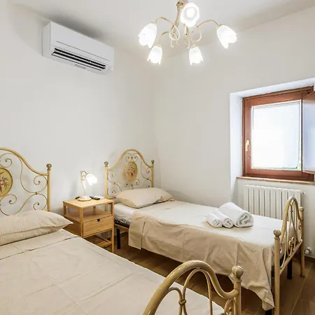 Gorgeous In Loc Avenale, Cingoli *