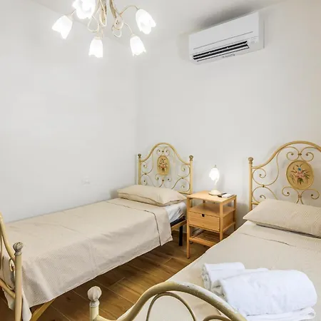 Gorgeous In Loc Avenale, Cingoli Ferienhaus Avenale